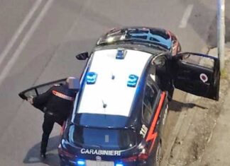 Finge di aver bisogno d’aiuto e aggredisce i carabinieri: arrestato un 27enne