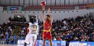 Basket: A Roma la partita si decide nel finale: la Virtus vince 69-60