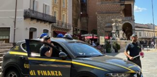 Faenza, fermato falso broker: indagato per truffa ed esercizio abusivo dell’attività finanziaria