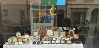Aperta la mostra di orologi da tavolo alla filiale di Russi della Cassa di Ravenna