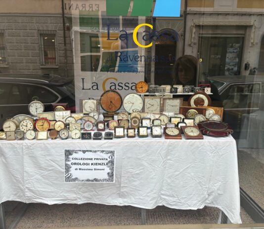 Aperta la mostra di orologi da tavolo alla filiale di Russi della Cassa di Ravenna