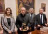 Sicurezza, integrazione e inclusione al centro del Presepe 2025: donata la nuova statuina all’Arcivescovo Ghizzoni