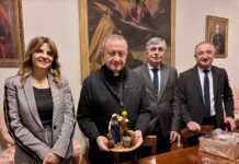 Sicurezza, integrazione e inclusione al centro del Presepe 2025: donata la nuova statuina all’Arcivescovo Ghizzoni