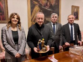 Sicurezza, integrazione e inclusione al centro del Presepe 2025: donata la nuova statuina all’Arcivescovo Ghizzoni