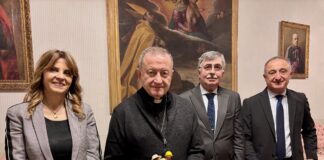 Sicurezza, integrazione e inclusione al centro del Presepe 2025: donata la nuova statuina all’Arcivescovo Ghizzoni