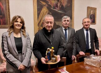 Sicurezza, integrazione e inclusione al centro del Presepe 2025: donata la nuova statuina all’Arcivescovo Ghizzoni