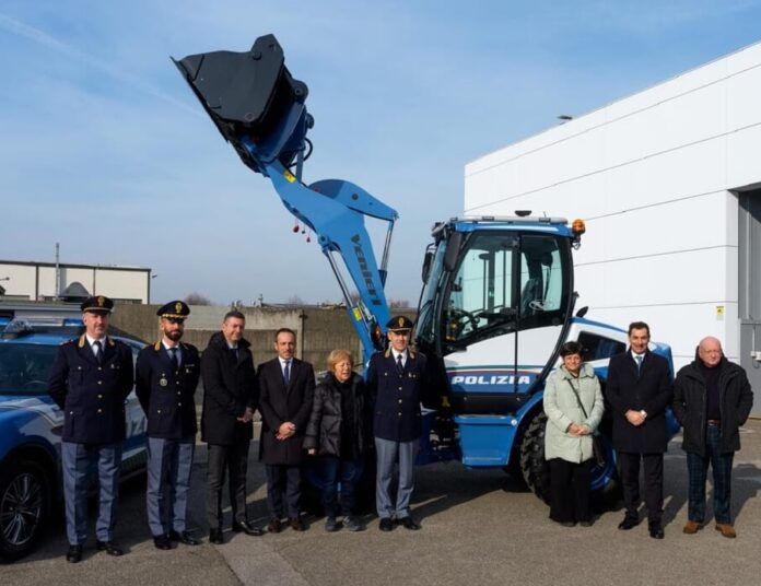La pala gommata con livrea della Polizia di Stato per le Olimpiadi-2-1