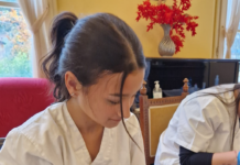 Le allieve dell’Accademia dell’Estetica e del Benessere truccano e pettinano gli ospiti della casa di riposo