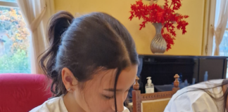 Le allieve dell’Accademia dell’Estetica e del Benessere truccano e pettinano gli ospiti della casa di riposo