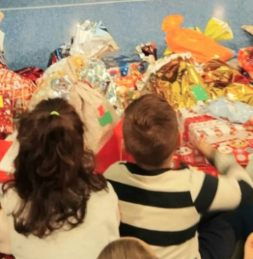 Anche i bambini della scuola Freccia Azzurra donano regali per le famiglie dello Sportello del Sorriso