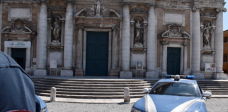 Non rispetta il divieto di avvicinamento e viene arrestato. E in Questura spacca una telecamera