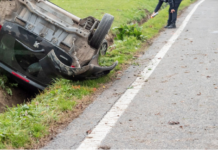Esce di strada e cappotta nel fosso: anziano al Bufalini