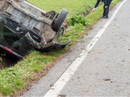 Esce di strada e cappotta nel fosso: anziano al Bufalini