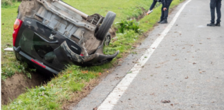 Esce di strada e cappotta nel fosso: anziano al Bufalini
