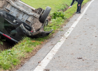 Esce di strada e cappotta nel fosso: anziano al Bufalini
