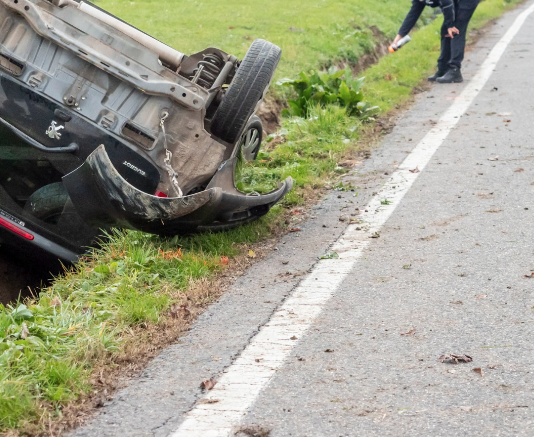 Esce di strada e cappotta nel fosso: anziano al Bufalini