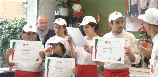 5 ragazzi si diplomano al corso dell’Accademia della Pizza per persone con disabilità