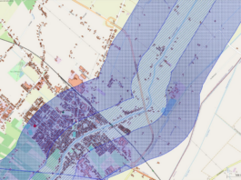 Ad Alfonsine si attende la piena: ruspa in azione al ponte ferroviario