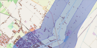 Ad Alfonsine si attende la piena: ruspa in azione al ponte ferroviario