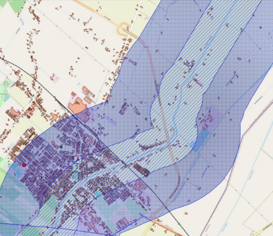 Ad Alfonsine si attende la piena: ruspa in azione al ponte ferroviario