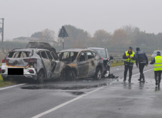 Scoppia un incendio dopo lo scontro fra tre auto: morta una donna