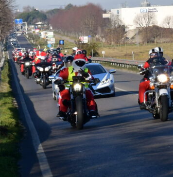 Duecento Babbi Natale in moto portano sorrisi ai piccoli pazienti romagnoli