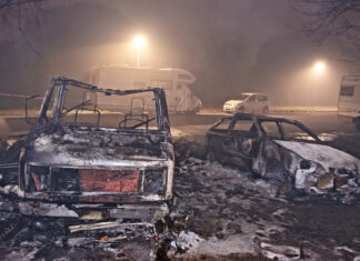 Auto e camper a fuoco nel parcheggio di via Chiavica Romea