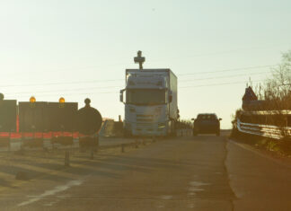 #Ultima ora. Camion in panne sulla SS16: traffico paralizzato verso nord all’altezza del cantiere del Montone