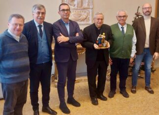 Coldiretti e Confartigianato donano la nuova statuina del presepe al vescovo Toso
