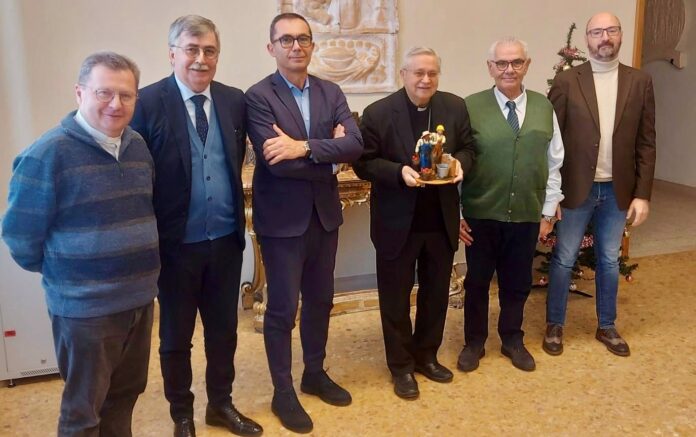 consegna statuina Vescovo Toso