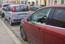 Notte di vandalismi in centro storico: tre auto danneggiate e tracce di sangue