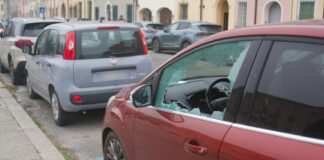 Notte di vandalismi in centro storico: tre auto danneggiate e tracce di sangue