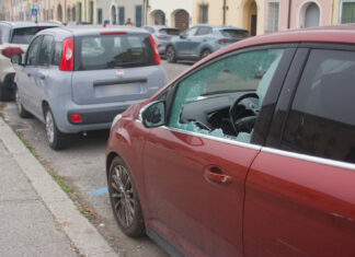 Notte di vandalismi in centro storico: tre auto danneggiate e tracce di sangue