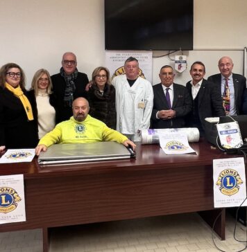 Solidarietà all’ospedale di Lugo: il Lions Club dona un Rollboard all’Oncologia
