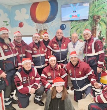 Un Natale di solidarietà in Pediatria: l’Associazione Nazionale Polizia di Stato dona sorrisi ai piccoli pazienti