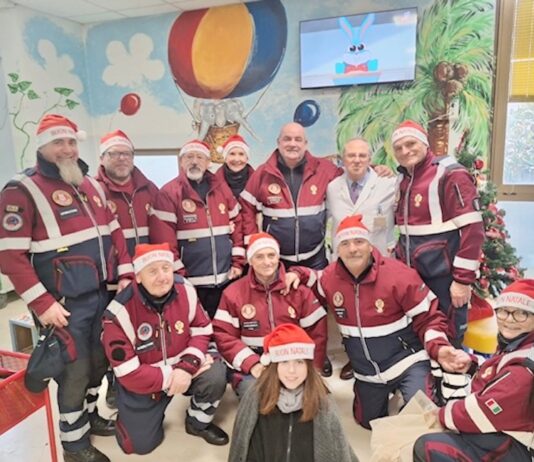 Un Natale di solidarietà in Pediatria: la Polizia di Stato dona sorrisi ai piccoli pazienti