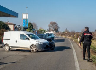 Scontro fra due veicoli sulla via Emilia: due feriti