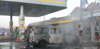 Ravenna, furgone prende fuoco al distributore Eni: tre persone intossicate