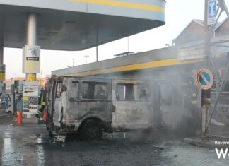 Ravenna, furgone prende fuoco al distributore Eni: tre persone intossicate