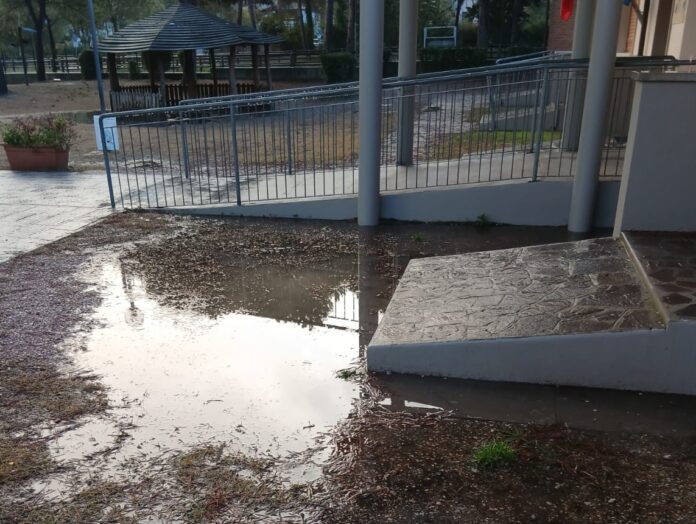 scuola Mazzini ristagno impedisce uscita