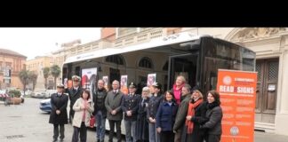 Un sedile rosso contro la violenza di genere: la campagna in 87 autobus di Start