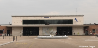 Nuovo hub alla stazione: carenza posti auto, problemi di viabilità, mancano panchine, cestini e tabelloni