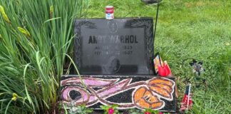 Tulipani per Andy Warhol: il mosaico realizzato dall’associazione Dis-Ordine in omaggio al padre della Pop Art adorna ora la sua tomba a Pittsburgh