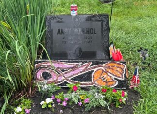 Tulipani per Andy Warhol: il mosaico realizzato dall’associazione Dis-Ordine in omaggio al padre della Pop Art adorna ora la sua tomba a Pittsburgh