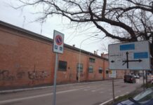 “Strisce pedonali cancellate e assenza dello scivolo per carrozzine”