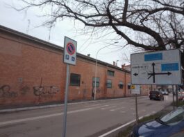 “Strisce pedonali cancellate e assenza dello scivolo per carrozzine”