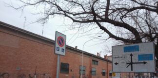 “Strisce pedonali cancellate e assenza dello scivolo per carrozzine”