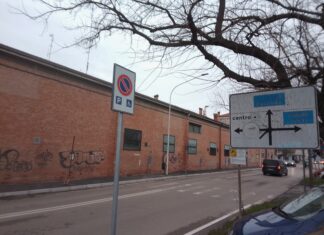 “Strisce pedonali cancellate e assenza dello scivolo per carrozzine”