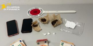 Nel frigo e nella macchina del caffè custodiva hashish e cocaina. Dietro la lavatrice oltre 8 mila euro