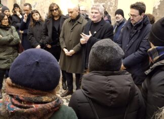 Il saluto al mosaico. Il lavoro di Montalbini resterà in centro storico